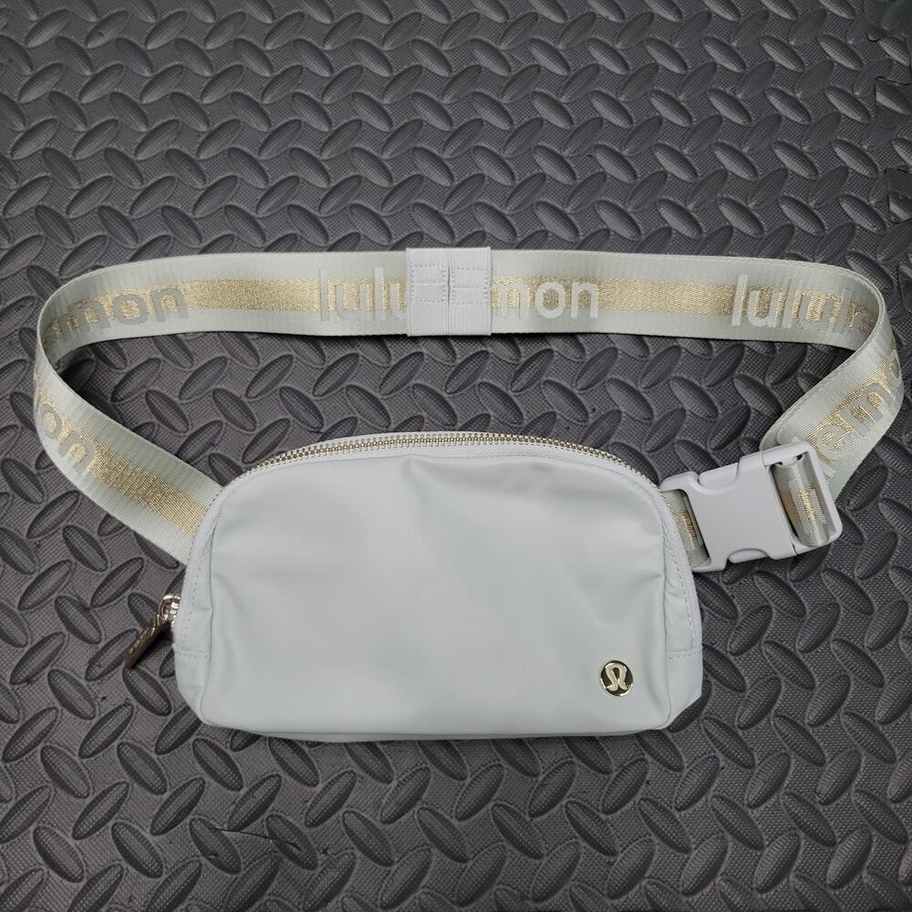 Lululemon Everywhere Belt Bag Adjustable Strap Minimalist Athleisure Sporty